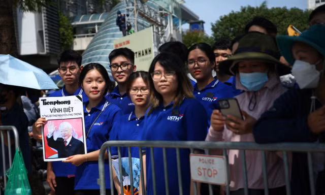 50 sinh viên Trường Đại học Khoa học và Công nghệ HN tham gia phát tặng số báo đặc biệt về Tổng Bí thư Nguyễn Phú Trọng