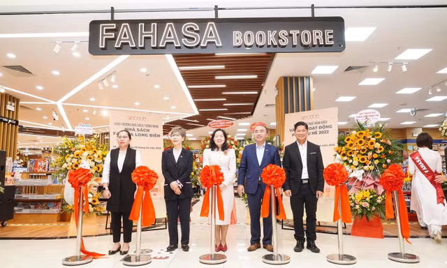 FAHASA khai trương Nhà sách thông minh FAHASA Long Biên