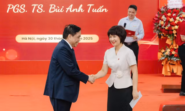 Sáng nay, 2/7/2025, Trường Đại học Ngoại thương công bố tân Hiệu trưởng 