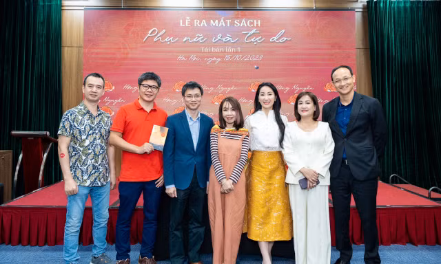 Chuyên gia thời tiết và bác sĩ nổi tiếng trên facebook cùng dự lễ ra mắt sách Phụ nữ và Tự do của tác giả Hồng Nguyễn
