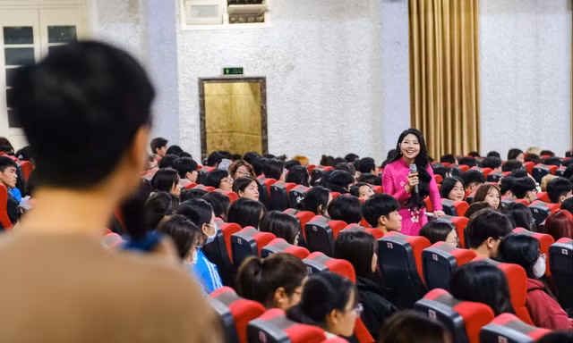 Khám phá bí quyết vàng ‘Thấu hiểu bản thân - làm chủ tương lai’ cùng sinh viên trường Đại học Thương mại