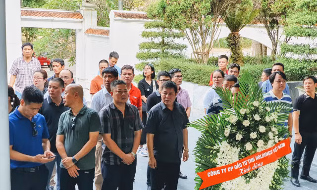 Lãnh đạo và cán bộ nhân viên tập đoàn TNG dâng hương tại nghĩa trang TNXP