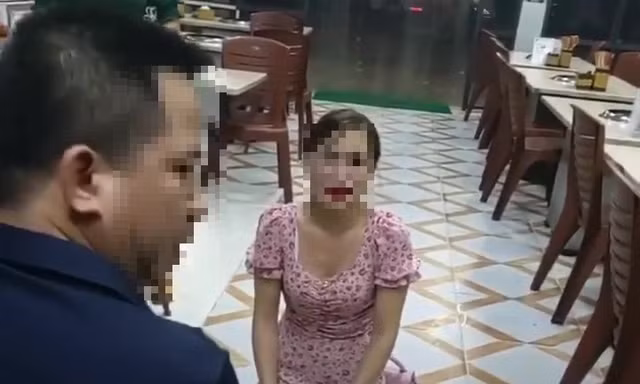 Chủ quán Nhắng nướng Hiền Thiện đang mắng chửi khách. Ảnh cắt từ clip trên mạng xã hội.