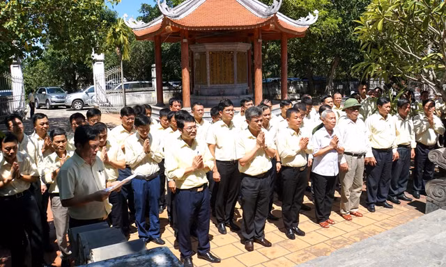 Lãnh đạo, cán bộ công nhân viên Tập đoàn Cienco4 kính cẩn nghiêng mình tưởng niệm và tri ân sự hy sinh anh dũng của các Liệt sĩ trong các cuộc kháng chiến cứu nước, dành lại độc lập tự do cho dân tộc