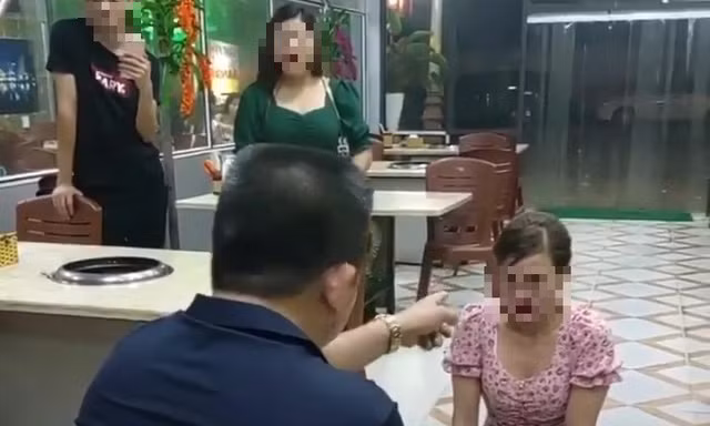 Chị H bị chủ quán Nguyễn Văn Thiện bắt quỳ, chửi bới