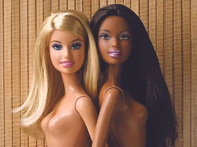 Búp bê Barbie và nguy cơ quấy rối trẻ em