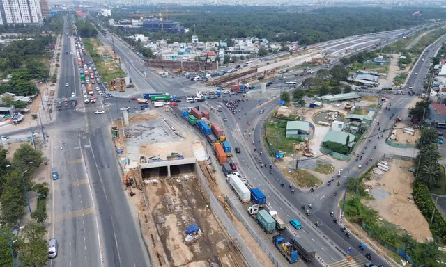 Chủ tịch TPHCM kiểm tra dự án nút giao thông 3 tầng hơn 3.400 tỷ đồng