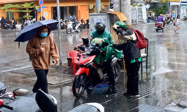 Thời tiết TPHCM thất thường, khả năng mưa trái mùa vào chiều tối