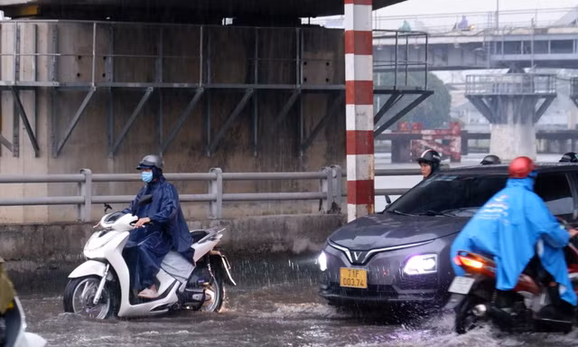 Trời TPHCM tối sầm, mưa trái mùa diện rộng gây ngập úng nhiều nơi