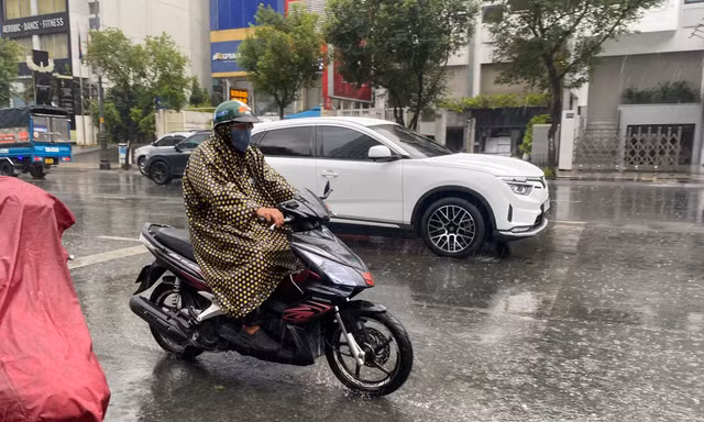 TPHCM cuối tuần có mưa trái mùa kèm các hiện tượng cực đoan 