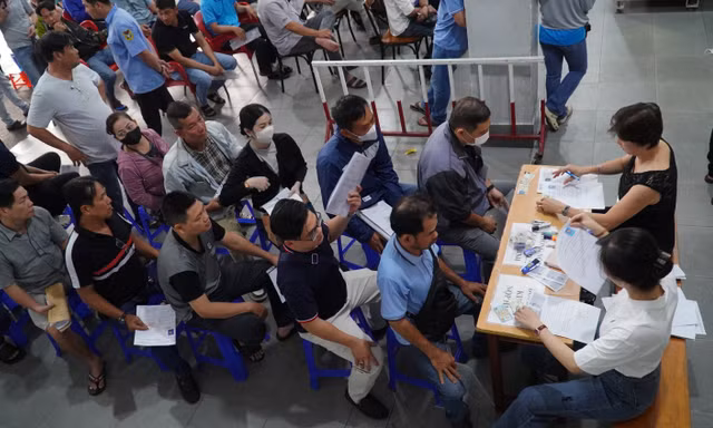 Người dân đổ xô đi đổi giấy phép lái xe, Sở GTVT TPHCM khuyến cáo gì? 