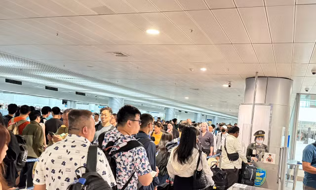 Khách nhúc nhích ở sân bay Tân Sơn Nhất, đợi gần 1 tiếng mới được check-in 