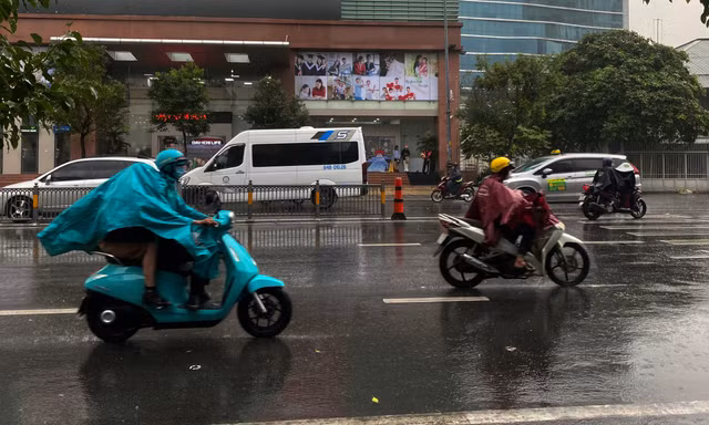 Mây đen bao phủ, TPHCM mưa lớn trái mùa