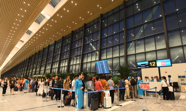 Hình ảnh nhà ga T3 Tân Sơn Nhất đón hành khách đi chuyến bay đầu tiên 