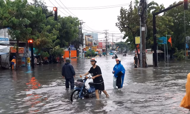 TPHCM hứng trận mưa lớn nhất từ đầu năm: Chuyên gia lý giải