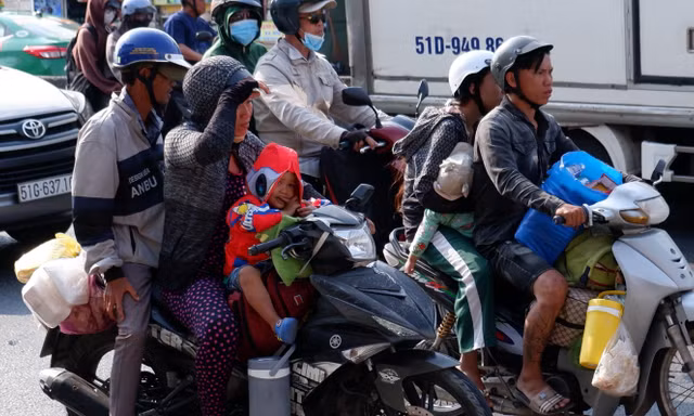 Người dân nô nức trở lại TPHCM ngày mùng 5 Tết Nguyên đán