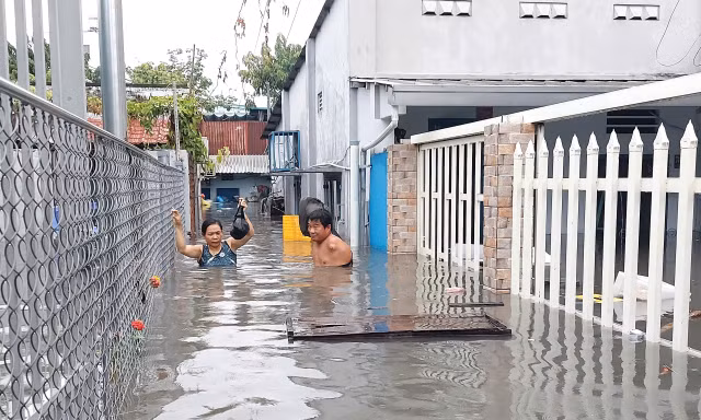 TPHCM: Mưa lớn đầu mùa, người dân 'chạy ngập'