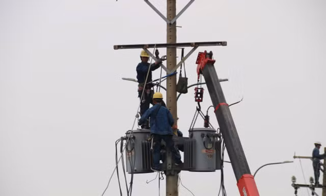 Cận cảnh di dời loạt trụ điện trên đường nghìn tỷ, cứu kẹt xe cửa ngõ TPHCM