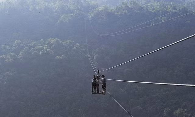 Người dân phải dùng phương tiện thô sơ này suốt 15 năm qua