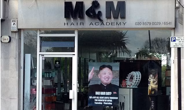 Tấm poster khuyến mại in hình lãnh đạo Triều Tiên Kim Jong Un treo trước cửa hàng tạo mẫu tóc M&M