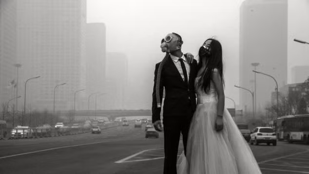 Đeo mặt nạ chống độc để... chụp ảnh cưới