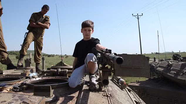 Ông bố muốn dạy 2 con về hiện thực tàn khốc của chiến tranh và sự hủy diệt mà vũ khí mang lại