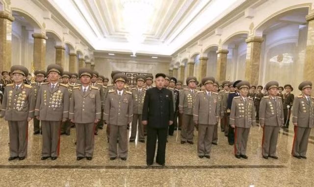 Lãnh đạo Kim Jong Un cùng các quan chức cấp cao đến thăm Cung Kumsusan hôm 16/2