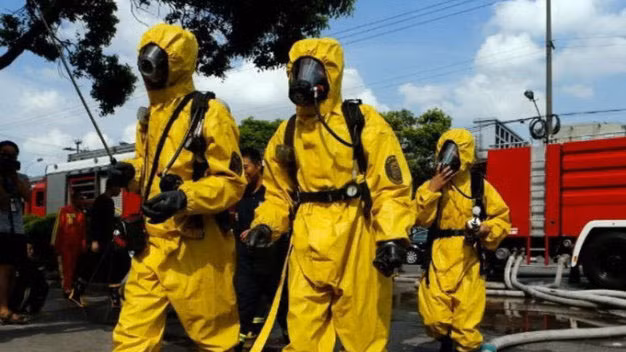 Các nhân viên cứu hộ đến hiện trường một vụ rò rỉ hóa chất