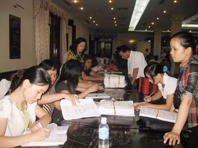 Các sở GD&ĐT bàn giao hồ sơ tuyển sinh cho các trường ĐH, CĐ năm 2010 Ảnh: Quý Hiên