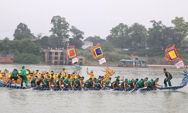 Các đội thi tranh tài ở hội thi bơi chải truyền thống trên sông Lô năm 2019.