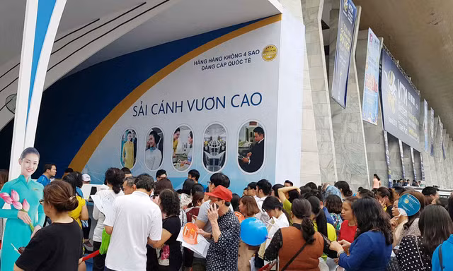 Hàng nghìn người tiếp tục 'rồng rắn' xếp hàng săn tour 0 đồng