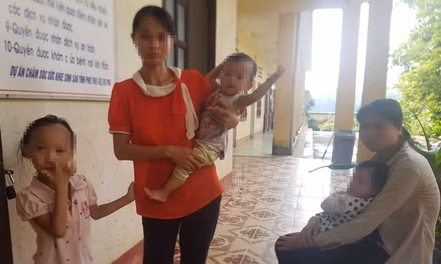 Người dân Kim Thượng hoag mang đến trung tâm y tế xã lấy máu gửi về trung tâm y tế huyện khám xét nghiệm nhanh đối với bệnh nhân đến chẩn đoán HIV.