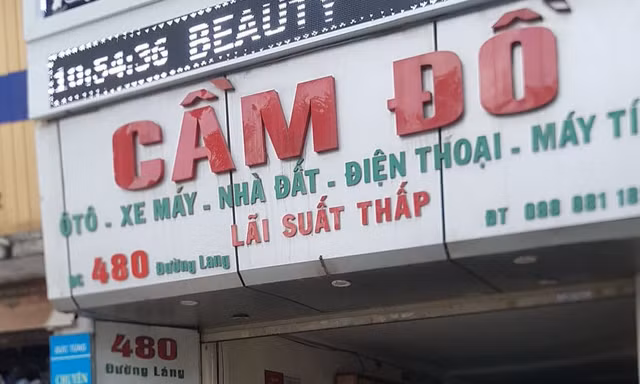 Sinh viên cầm cố xe ở một quán đồ trên phố Đường Láng (Hà Nội). 