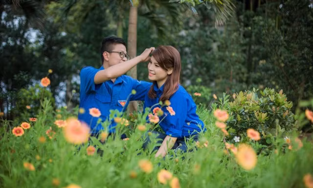 Độc đáo bộ ảnh cưới với áo Đoàn thanh niên 