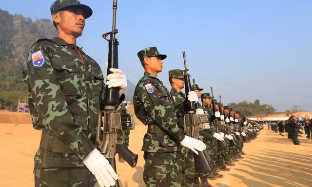 Cờ của một lực lượng thuộc phe nổi dậy được cắm trên công trình xây dựng dang dở ở làng Khawmawi, gần biên giới Ấn Độ, ngày 14/11. (Ảnh: Reuters)