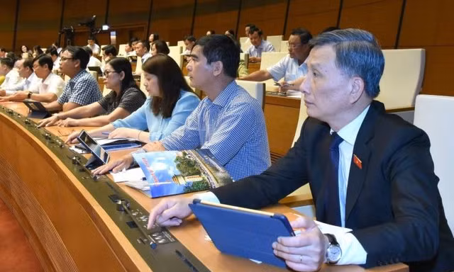 Quốc hội đồng ý tách Luật Giao thông đường bộ thành hai luật