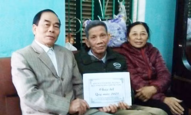 Thương binh Nguyễn Văn Kỷ (giữa) được đại diện nhóm “FB Lính xe tăng” đến thăm và trao quà Tết năm 2023 Ảnh: NHÂN VẬT CUNG CẤP
