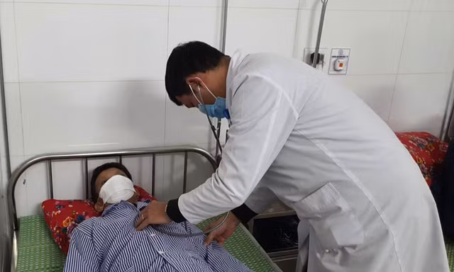 Bác sĩ khám cho bệnh nhân N. nhiễm sán não
