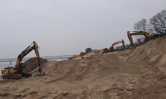 'Thủ phủ' tập kết vật liệu, trạm trộn bê tông 