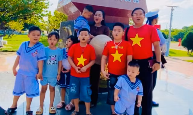Các cháu bé ở Trường Sa Lớn chơi thả thuyền lá trong bể non bộ