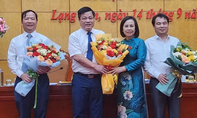 Tặng hoa cho một số vị vừa được bầu, miễn nhiệm chức vụ ủy viên UBND tỉnh Lạng Sơn. Ảnh: Duy Chiến 