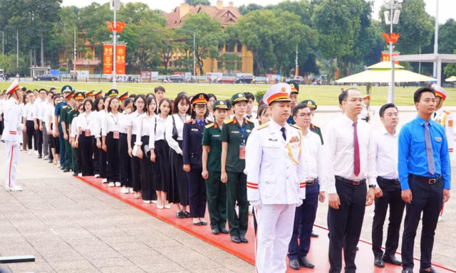 96 thủ khoa xuất sắc báo công, vào Lăng viếng Bác