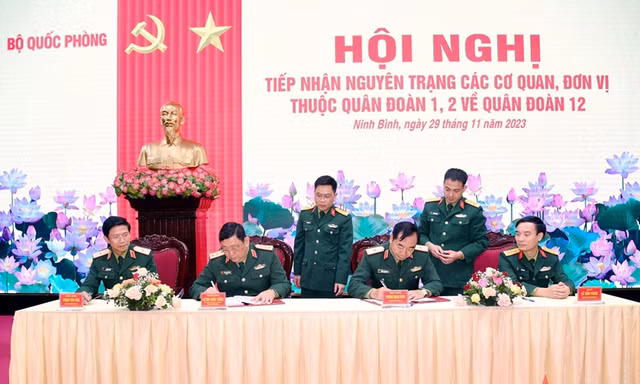 Tiếp nhận nguyên trạng hai Quân đoàn về Quân đoàn 12
