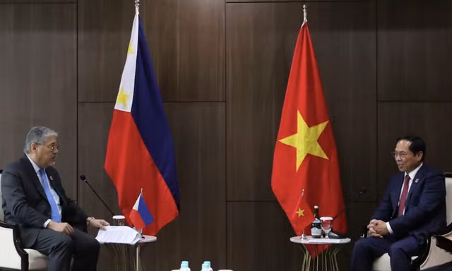 Bộ trưởng Bùi Thanh Sơn trong cuộc gặp người đồng cấp Philippines Enrique A. Manalo ngày 3/2. (Ảnh: Mofa)
