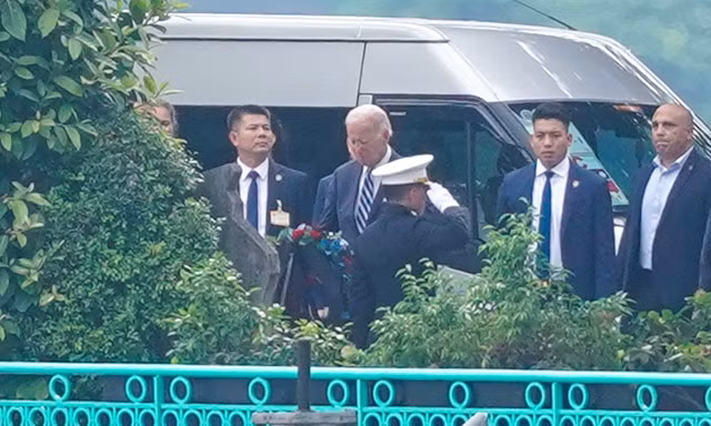 Tổng thống Mỹ Joe Biden thăm phù điêu cố thượng nghị sĩ John McCain