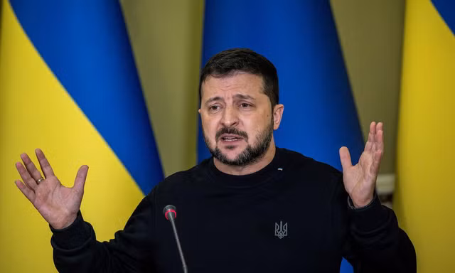 Binh lính Ukraine thuộc lữ đoàn Bureviy bắn súng cối trong một cuộc tập trận ở vùng Kiev. (Ảnh: Reuters)