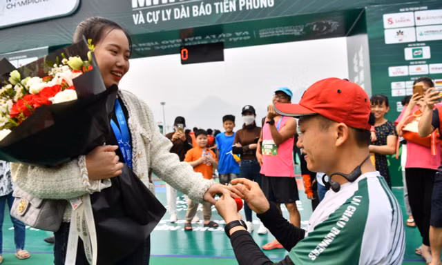 Bật mí màn cầu hôn ở vạch đích Tiền Phong Marathon 2023