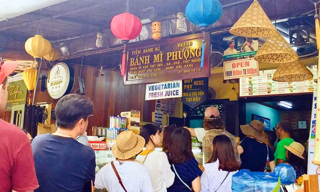 Cơ sở bánh mì Phượng ở Hội An bị đình chỉ hoạt động 3 tháng sau vụ ngộ độc khiến hàng trăm khách hàng ngộ độc do ăn bánh mì. Ảnh: Hoài Văn