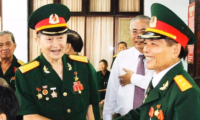 Từ trái qua phải: Phạm Xuân Ẩn, Nguyễn Thị Ba, Tư Cang Ảnh: Tư liệu 