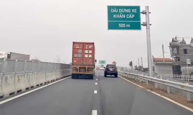 Đoạn cao tốc Cao Bồ - Mai Sơn chỉ thiết kế 2 làn xe chạy mỗi bên, không có làn dừng khẩn cấp dài toàn tuyến. Ảnh: Phạm Thanh